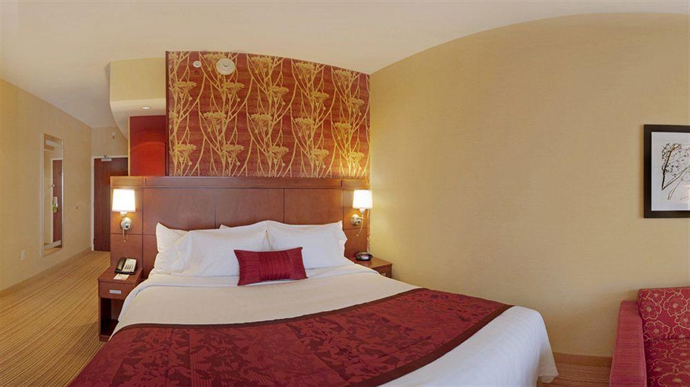 Courtyard 3*