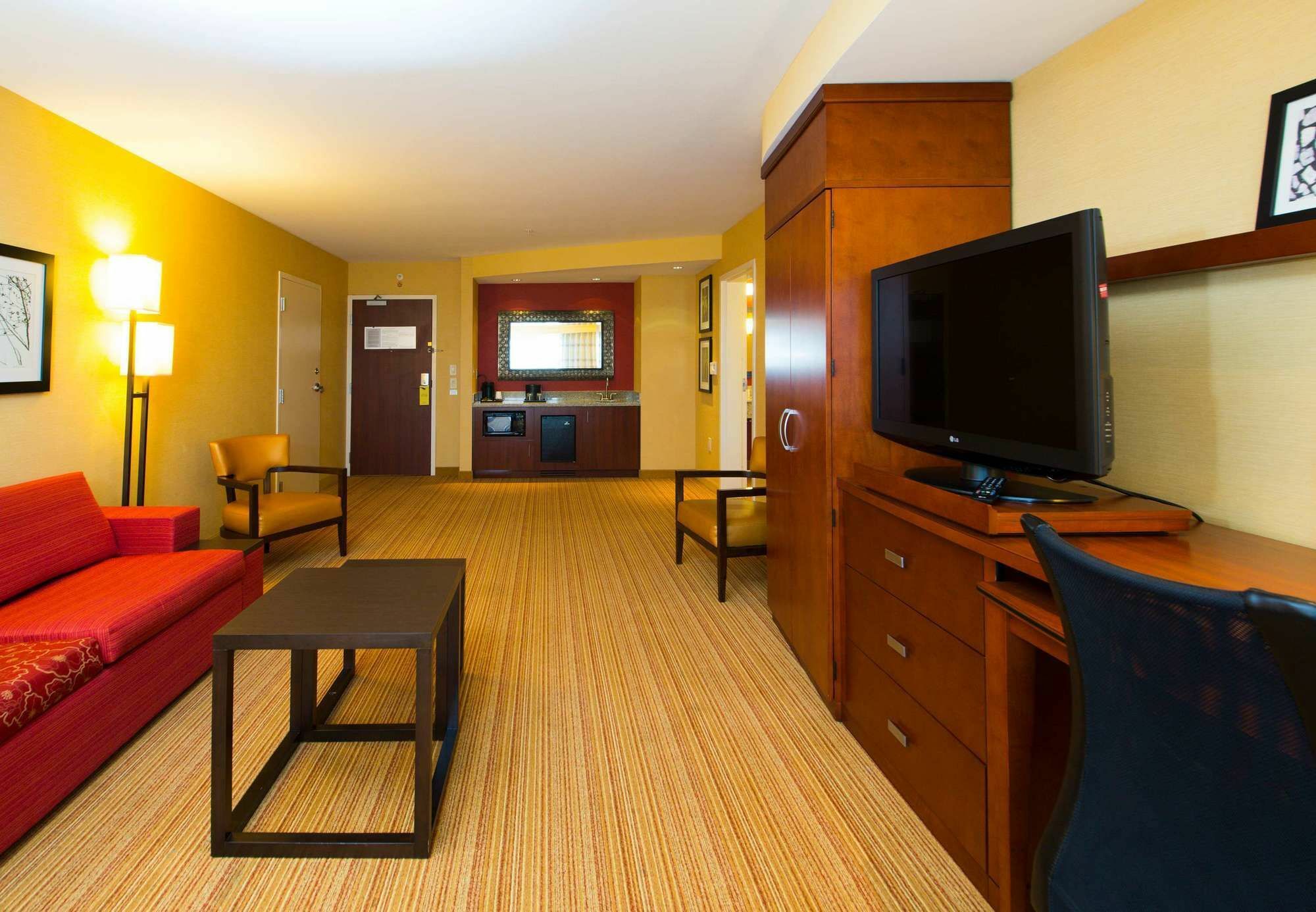 Courtyard 3*